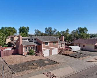 Cozy, Quiet, Beautiful Townhome. Great sleep! Patio and grill. Pet Friendly ! - Pueblo - Budova