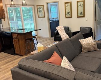 “Creekside” 4 bedroom, 2 bath home on Labette creek in Parsons, Ks. - Parsons - Living room