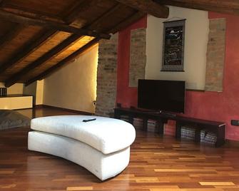 Luxury Apartment Located 500 Metres From Historic Centre And Railway Station - Varese - Slaapkamer