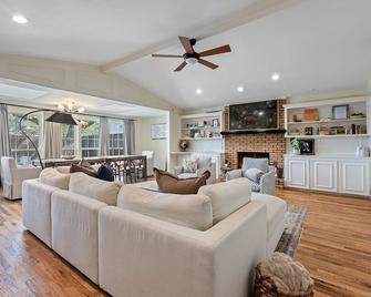 Nob Hill: Sunny Home • Skylights • Prime Location - Carrollton - Living room