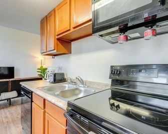Unique And Stylish Studio Loft in Huntin - Huntington - Kitchen