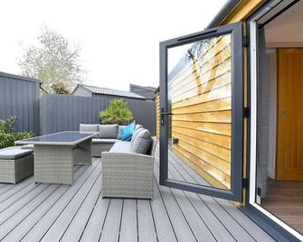 Cheerful 1BD Cottage with Parking Nr Guildford - Guildford - Balcony