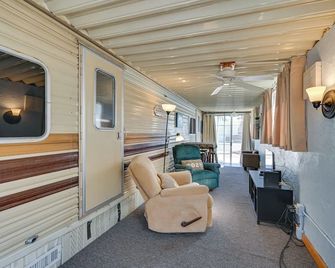 Cozy Yuma Vacation Rental w/ Resort Amenities! - Yuma - Living room