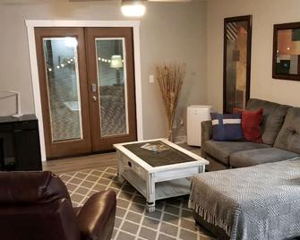 Beautiful 2 Bedroom Duplex - Fond du Lac - Вітальня