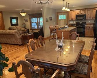 Located In Abingdon, Va - Private, Tranquil Setting - Abingdon - Dining room