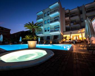 Hotel Splendid - Diano Marina - Pool