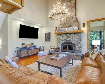 Walk on/Ski off @Stratton, hot tub, king beds, 2 living spaces, shuttle! - Stratton - Living room