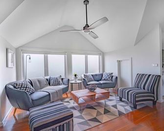 Bayview Loft - Williamstown - Living room