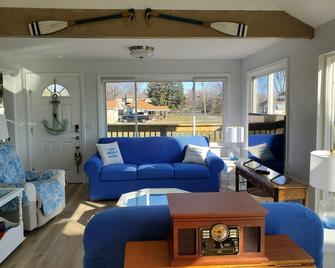 Vi's Lakeview Cottage - Monroe - Вітальня