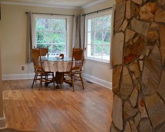 Cheerful 3 bedroom home with a sauna and summer pool - Fredericksburg - Spisestue