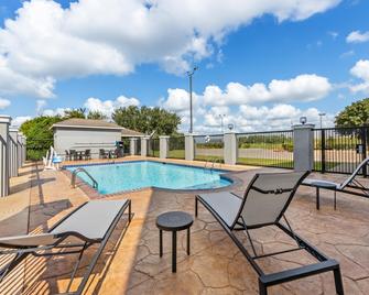 Candlewood Suites Victoria By IHG - Victoria - Zwembad