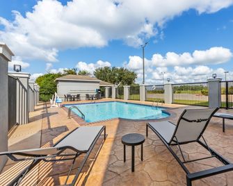 Candlewood Suites Victoria By IHG - Victoria - Piscina
