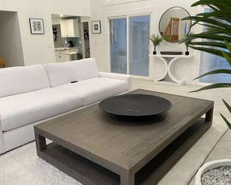 1 Bedroom Waterfront Home in Brick - Brick - Sala de estar
