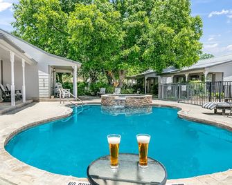 Main Street Retreat Social Goat | King Bed | Shared Hot Tub/ Pool Access - Fredericksburg - Piscina