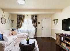 Stafford 3br-House: Tech-Savvy, Amenities Galore - Redwood City - Huiskamer