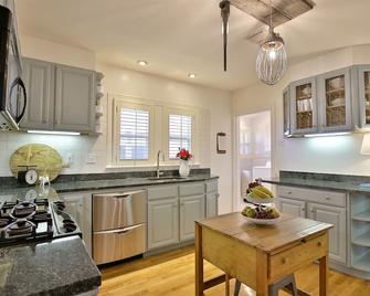 The Cottage at Eleven09--A Fine Guest Experience in Historic Abilene - Abilene - Kitchen