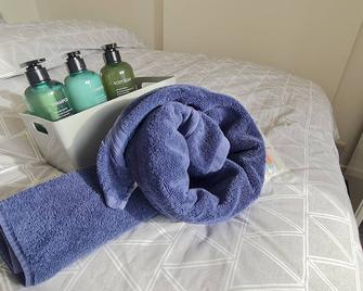 Room 4 - Double bed - 2nd floor - Wifi and is a 2 min walk from Iver station - Iver