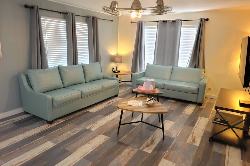 Upper Deck Hotel and Bar - Adults Only - סאות' פאדרה איילנד - סלון