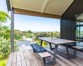 Ocean Whispers - Relaxed Coastal Comfort with Estuary Views, All Day Sun Elevated Living - Kaiwaka - Balcón