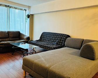 5th Floor Cozy 1 Bedroom Condo with Parking - Calgary - Huiskamer