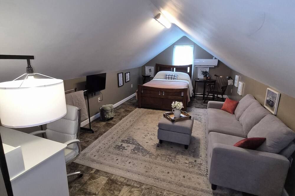 Cozy Guest House on 15 acres, with plenty of parking!