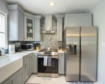 17 Mins from UBS Arena /Hot tub/Game Room/King Bed\n - Baldwin - Kitchen