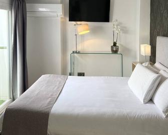 Hostal Apàrtamentos Abril - Nerja - Habitación