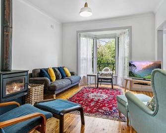 Garden Cottage - Leura - Living room