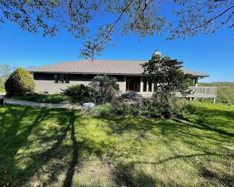 Spacious 5-bedroom 80 acres family farm retreat with AC, WiFi in rural Verona - Verona - Gebouw