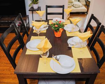 74L - 2BR Quincy - Cozy Couple Hideout near Wollaston Beach - Quincy - Dining room