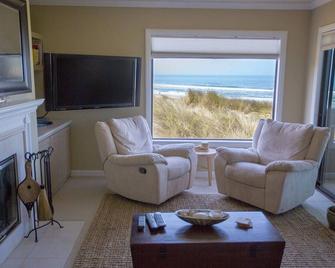 Beach Condo Shorebirds 223 - Watsonville - Living room