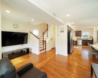 988 - 2 4BR Boston Cozy Getaway near Geneva Cliffs - 波士頓 - 客廳