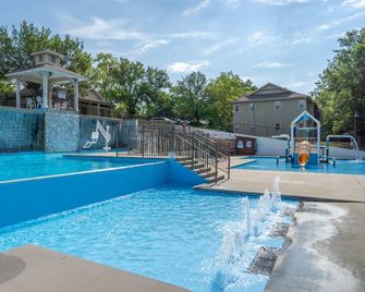 Cozy Suite with Kitchenette at Relaxing StoneBridge Village - Reeds Spring - Pool