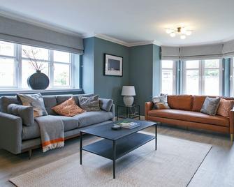 Troon No 1 Apartments - Troon - Living room