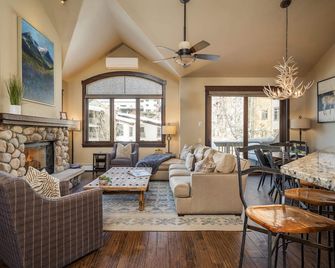 Ironwood by the Creek | Prime Location | Ski In Ski Out | Hot Tub & More! - Steamboat Springs - Sala de estar