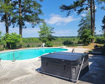 Pool side Paradise near Fort Liberty, Pinehurst, Southern Pines, hot tub & Golf! - Vass - Pool