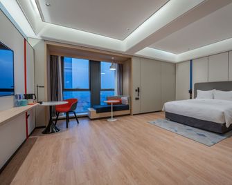 Holiday Inn Express Qingdao Northern West Coast By IHG - Qingdao - Bedroom