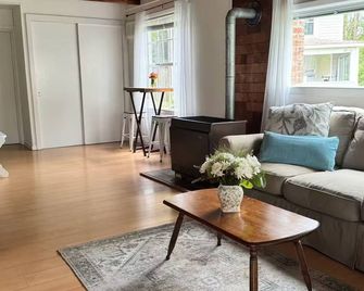 Berkshire Lake House Private Dock Sleeps 6 - Canaan - Living room