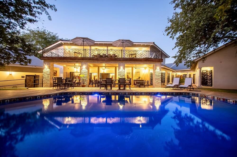 نكوسي جيست لودج - شلالات فيكتوريا - حوض السباحة