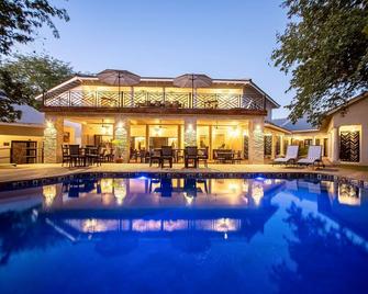 Nkosi Guest Lodge - Victoria Falls - Zwembad