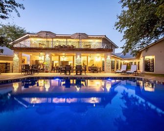 Nkosi Guest Lodge - Victoria Falls - Alberca