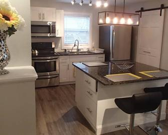 Cape Cod style home in the heart of Dartmouth - Dartmouth - Kitchen