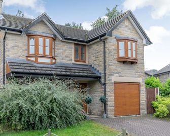 2 Carr Farm Close - Glossop - Building