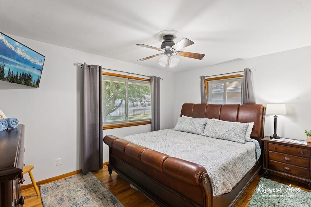 King Bed with fenced in backyard & Large 65' TV - Bourbonnais - Ložnice