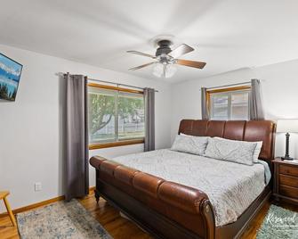 King Bed with fenced in backyard & Large 65\' TV - Bourbonnais - Спальня