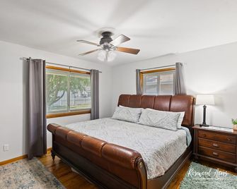 King Bed with fenced in backyard & Large 65' TV - Bourbonnais - Ložnice