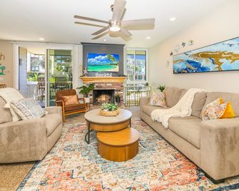 C4 - Coastal Cottage - Oceanside - Living room