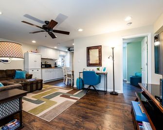 Cozy. Clean, Perfect for couples and small families. - Coloma - Living room