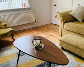 Elegant 3bd Edwardian Home Warminster - Warminster - Olohuone