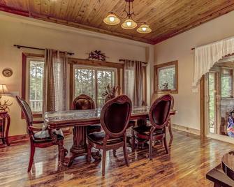 Prime Muskoka location, Luxury cottage for rent - Bracebridge - Dining room